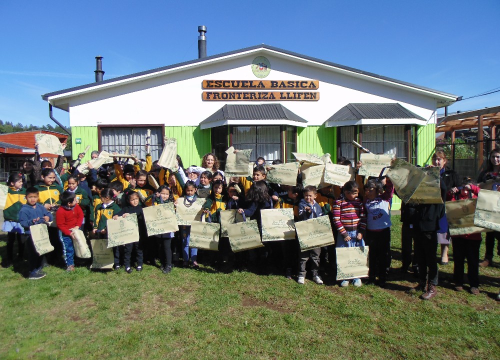 Escuela Fronteriza de Llifén conoce programa municipal que busca reemplazar las bolsas plásticas